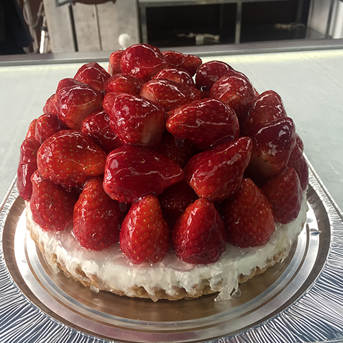 イチゴ山盛り三段重ねタルト