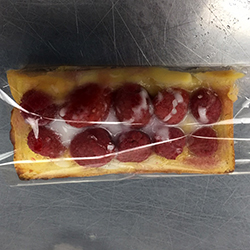 パンの上にカスタードクリームとフランボワーズ