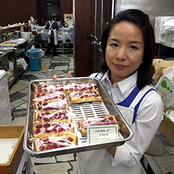 パンの上にカスタードクリームを塗ってフランボワーズ